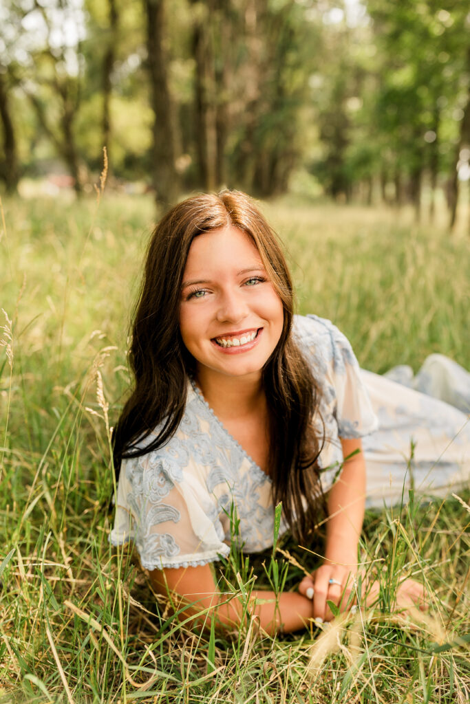how to pose for senior pictures