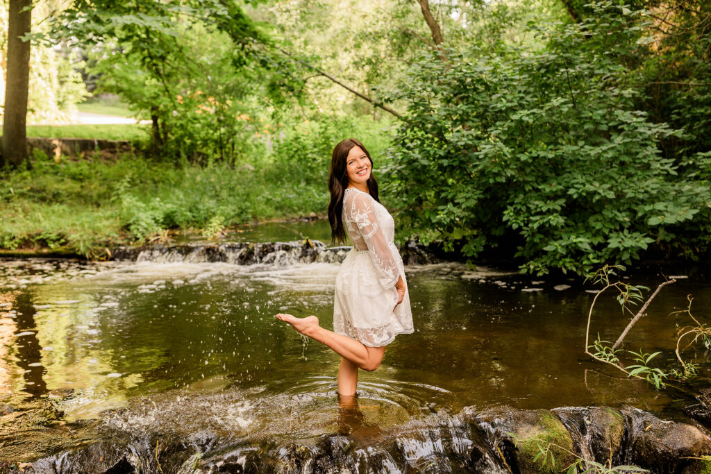 how to pose for senior pictures